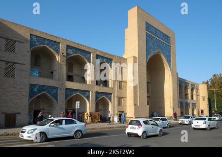 BUCHARA, USBEKISTAN - 08. SEPTEMBER 2022: Straßenverkehr in der alten Kukeldasch-Madrasa Stockfoto