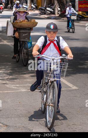 Vietnamesischer Schuljunge in Uniform Reiten Fahrrad, Hai Phong, Vietnam Stockfoto