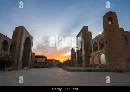 Morgendämmerung auf der Straße des alten Buchara, Usbekistan Stockfoto