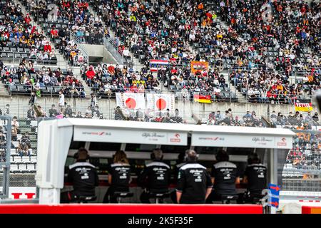 Suzuka, Japan. 08. Oktober 2022. Publikum in der Tribüne während des Formel 1 Honda Japense Grand Prix 2022, 18. Runde der FIA Formel 1 Weltmeisterschaft 2022 vom 7. Bis 9. Oktober 2022 auf der Suzuka International Racing Course, in Suzuka, Präfektur Mie, Japan - Foto Florent Gooden / DPPI Quelle: DPPI Media/Alamy Live News Stockfoto