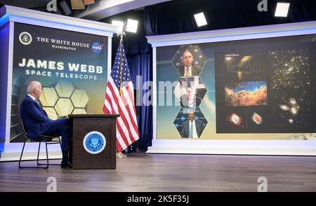Präsident Joe Biden sah Bilder vom James Webb Space Telescope der NASA am 11. Juli 2022 im South Court Auditorium vor, zusammen mit Thomas Zurbuchen, Nancy Levenson und Greg Robinson über Screen von der NASA und der STScI-Führung. Stockfoto