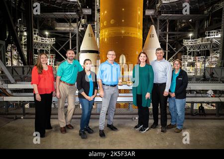 Cliff Lanham, vierter von links, Ground Operations Manager bei Exploration Ground Systems (EGS), übergibt am 16. März 2022 den Stab an Charlie Blackwell-Thompson, Leiter der Artemis I-Einführung, im Vehicle Assembly Building im Kennedy Space Center der NASA in Florida. Von links kommen Stacey Bagg, Matt Czech und Liliana Villareal mit EGS dazu. Neben Blackwell-Thomson sind Jeremy Graeber, stellvertretender Launch Director, und Teresa Annulis. Das Space Launch System (SLS) und Orion werden den Trek zum Launch Complex 39B für eine nasse Generalprobe vor dem Start auf dem Crawler-Transporter 2 machen Stockfoto