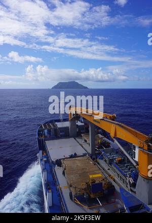 Passagierfrachtschiff nähert sich Pitcairn Island Stockfoto