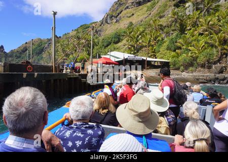 Kreuzfahrtpassagiere in Barge nähern sich der Schiffslandung in Bounty Bay auf Pitcairn Island Stockfoto