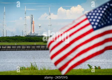 ARTEMIS 1 ist die unbemannte Mission der NASA, das Space Launch System (SLS) und die Orion-Raumsonde für zukünftige Monderkundungen zu testen. Der Start fand im Kennedy Space Center (KSC) in Florida statt, wobei Fahrzeugkomponenten in der Michoud Assembly Facility (MAF) in New Orleans und im Marshall Space Flight Center (MSFC) in Alabama montiert wurden. Stockfoto