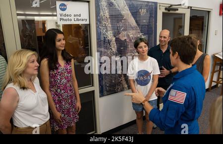 NASA-Astronautin Anne McClain spricht am 2. September 2022 mit der studentischen Essaysiegerin Amanda Gutierrez, zweite von links, und Taia Saurer, weißes NASA-Hemd, im Nachrichtenzentrum der Agentur im Kennedy Space Center in Florida. Gutierrez und Saurer gewannen den Artemis Moon Pod Essay Contest – eine landesweite Veranstaltung mit fast 14.000 Studenten – für ihre kreativen Visionen einer bahnbrechenden Reise zum Mond. Der Hauptpreis war eine Reise nach Kennedy, um den Start von Artemis I zu beobachten.Gutierrez, 17, ist ein 11.-Klassen-Schüler aus Lincoln, Nebraska, während Saurer, 14, ein Achtklässler aus Laguna Beach, Kalifornien, ist. Stockfoto