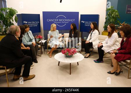 San Francisco, USA. 07. Oktober 2022. First Lady Dr. Jill Biden (C) spricht an der University of California, San Francisco Helen Diller Comprehensive Cancer Center AS (L-R) Dr. Alan Ashworth, Dr. Paola Betancur, Dr. Monica Bertagnolli, Medizinstudentin Kami Pullakhandam, Dr. Rita Mukhtar, Dr. Laura Huppert, Und die Kongressabgeordnete Jackie Speier schaut in San Francisco, CA, USA, 7. Oktober 2022. Quelle: Abaca Press/Alamy Live News Stockfoto