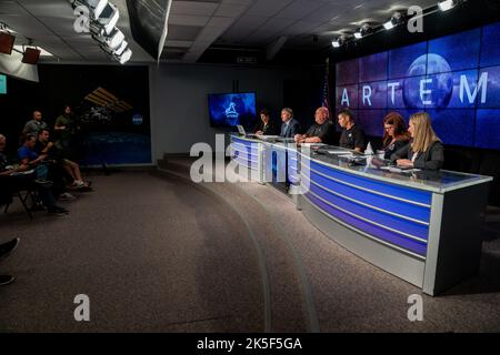 Nach einem Treffen des Missionsmanagementteams für Artemis I am 1. September 2022 im Kennedy Space Center der NASA in Florida findet ein Mediengespräch vor dem Relaunch statt. Teilnehmer sind von links Rachel Kraft, NASA Communications; Mike Sarafin, Artemis Mission Manager; John Honeycutt, Space Launch System (SLS) Program Manager; John Blevins, SLS Chief Engineer; Charlie Blackwell-Thompson, Artemis Launch Director; Und Melody Lovin, Space Launch Delta 45 Wetteroffizier. Artemis I soll am 3. September um 2:17 Uhr EDT vom Kennedy Launch Complex 39B starten. Der Start wurde am 29. August aufgrund eines i abgewinkt Stockfoto