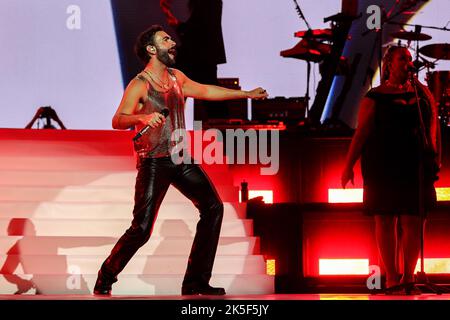 Assago, Italien. 07. Oktober 2022. Marco Mengoni spielt live auf der Bühne während Mengoni Live 2022 im Mediolanum Forum am 07. Oktober 2022 in Assago, Italien Quelle: Independent Photo Agency/Alamy Live News Stockfoto