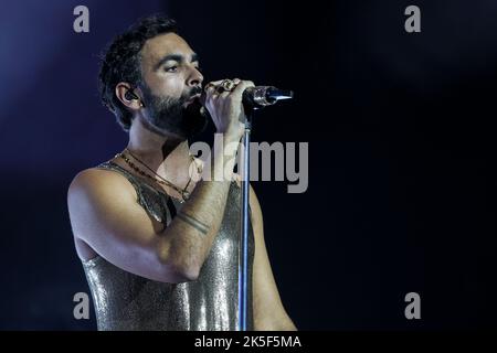 Assago, Italien. 07. Oktober 2022. Marco Mengoni spielt live auf der Bühne während Mengoni Live 2022 im Mediolanum Forum am 07. Oktober 2022 in Assago, Italien Quelle: Independent Photo Agency/Alamy Live News Stockfoto