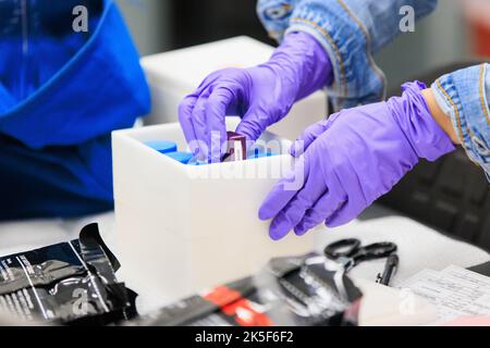 Wissenschaftler verpacken einen Teil des NASA-Biologieexperiments-1 (BioExpt-1) zur offiziellen Übergabe an das Orion-Team für Artemis I in der Raumstation Processing Facility im Kennedy Space Center der Agentur in Florida am 18. August 2022. BioExpt-1 ist ein Pfadfinder für die Weltraumbiologie, der Arabidopsis, Algen, Hefen und Pilze für die Biologieforschung über die Erdumlaufbahn an Bord der Orion-Kapsel auf der Artemis I-Mission transportieren wird. Die Nutzlastcontainer werden auf Paneelen in der Orion-Kapsel installiert und kehren zur Erde zurück, um kritische und einzigartige Daten über Life Be zu liefern Stockfoto