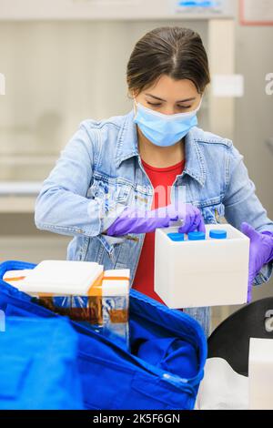 Wissenschaftler verpacken einen Teil des NASA-Biologieexperiments-1 (BioExpt-1) zur offiziellen Übergabe an das Orion-Team für Artemis I in der Raumstation Processing Facility im Kennedy Space Center der Agentur in Florida am 18. August 2022. BioExpt-1 ist ein Pfadfinder für die Weltraumbiologie, der Arabidopsis, Algen, Hefen und Pilze für die Biologieforschung über die Erdumlaufbahn an Bord der Orion-Kapsel auf der Artemis I-Mission transportieren wird. Die Nutzlastcontainer werden auf Paneelen in der Orion-Kapsel installiert und kehren zur Erde zurück, um kritische und einzigartige Daten über Life Be zu liefern Stockfoto