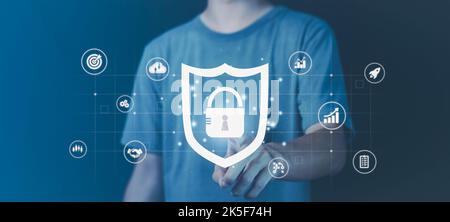 Mann berührt Sicherheit Scannen von digitalen Programmen. Überwachung der persönlichen Datenbank mit futuristischer digitaler Verarbeitung biometrischer Identifikation f Stockfoto