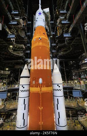 ARTEMIS i SLS und Orion auf dem mobilen Trägerraketen in High Bay 3 im Kennedy Space Center sind auf dem Raupentransporter positioniert und werden am 3. Juni 2022 zum Launch Complex 39B für eine Probe vor dem Start gebracht. Stockfoto