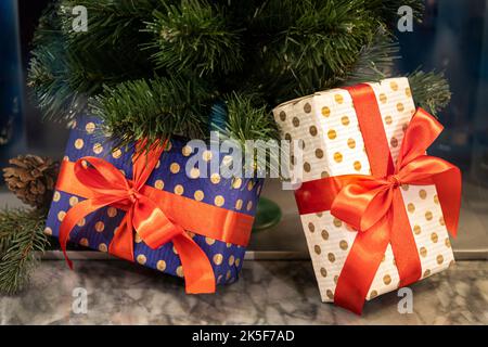 Geschenke und Geschenke unter dem Weihnachtsbaum, Winterurlaub Konzept Stockfoto