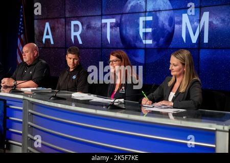 Nach einem Treffen des Missionsmanagementteams für Artemis I am 1. September 2022 im Kennedy Space Center der NASA in Florida findet ein Mediengespräch vor dem Relaunch statt. Teilnehmer sind von links John Honeycutt, Programmmanager des Space Launch Systems (SLS); John Blevins, leitender Ingenieur bei SLS; Charlie Blackwell-Thompson, Leiter der Artemis-Einführung; Und Melody Lovin, Space Launch Delta 45 Wetteroffizier. Artemis I soll am 3. September um 2:17 Uhr EDT vom Kennedy Launch Complex 39B starten. Der Start wurde am 29. August aufgrund eines Problems beim Tanken abgewinkt. Die erste in einer Reihe zunehmend komplexer werdender Missionen Stockfoto