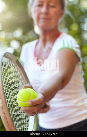 Shes hat den perfekten Service bekommen. Ältere Frau, die sich zum Dienst bereit gemacht hat - Tennis. Stockfoto