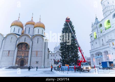 Schöne orthodoxe Kirchen auf dem Territorium des Moskauer Kremls. Arbeiter schmücken einen Weihnachtsbaum im Kreml. Vorbereitung auf das neue Jahr. Th Stockfoto