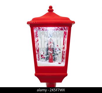 Eine rote Laterne mit Schneemännern ist auf weißem Hintergrund isoliert. Winterdekoration für Neujahr und Weihnachten. Stockfoto