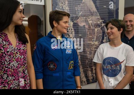 Die NASA-Astronautin Anne McClain spricht am 2. September 2022 im Nachrichtenzentrum der Agentur im Kennedy Space Center in Florida mit der studentischen Essay-Gewinnerin Amanda Gutierrez, Left, und Taia Saurer. Gutierrez und Saurer gewannen den Artemis Moon Pod Essay Contest – eine landesweite Veranstaltung mit fast 14.000 Studenten – für ihre kreativen Visionen einer bahnbrechenden Reise zum Mond. Der Hauptpreis war eine Reise nach Kennedy, um den Start von Artemis I zu beobachten.Gutierrez, 17, ist ein 11.-Klassen-Schüler aus Lincoln, Nebraska, während Saurer, 14, ein Achtklässler aus Laguna Beach, Kalifornien, ist. Stockfoto