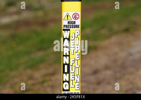 Richmond, British Columbia, Kanada. 6. Oktober 2022. Ein Warnschild für eine unterirdische Hochdruckstrahlrohrleitung am Vancouver International Airport. (Bild: © Bayne Stanley/ZUMA Press Wire) Stockfoto