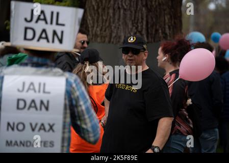 8.. Oktober 2022, Melbourne, Australien. Ein stolzer Junge mit einem rosa Ballon beim Marsch von Bernie Finn für die Babys, im Vordergrund ein Anti-vax-Protestler. Quelle: Jay Kogler/Alamy Live News Stockfoto