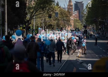 8.. Oktober 2022, Melbourne, Australien. Eine Reihe von Anti-Abtreibungsdemonstranten während des Marsches von Bernie Finn für die Babys. Quelle: Jay Kogler/Alamy Live News Stockfoto