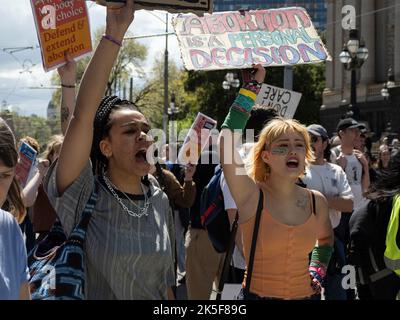 8.. Oktober 2022, Melbourne, Australien. Demonstranten, die Abtreibungen befürworten, singen auf einer Gegenkundgebung als Reaktion auf den Marsch der Abgeordneten Bernie Finn für die Babys. Quelle: Jay Kogler/Alamy Live News Stockfoto