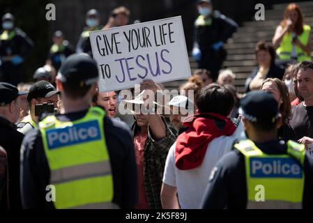 8.. Oktober 2022, Melbourne, Australien. Ein Anti-Abtreibungsgegner hält während einer Anti-Abtreibungsgegnerversammlung als Reaktion auf den Marsch des Abgeordneten Bernie Finn für die Babys ein Zeichen hoch. Quelle: Jay Kogler/Alamy Live News Stockfoto