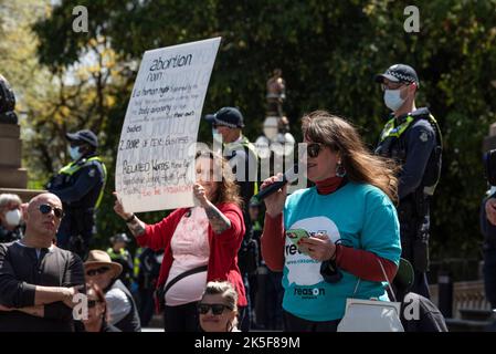 8.. Oktober 2022, Melbourne, Australien. Ein Mitglied der Reason Party spricht bei einem Gegenprotest für Abtreibungen, als Reaktion auf Bernie Finns Marsch für die Babys, der jährlich stattfindet. Quelle: Jay Kogler/Alamy Live News Stockfoto