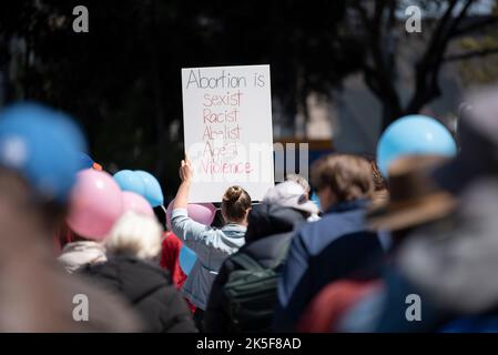 8.. Oktober 2022, Melbourne, Australien. Ein Anti-Abtreibungsprotestant während des Marsches von Bernie Finn für die Babys hält ein Zeichen mit der Aufschrift „Abtreibung ist sexistisch, rassistisch, abelistisch, agesit Gewalt“. Quelle: Jay Kogler/Alamy Live News Stockfoto