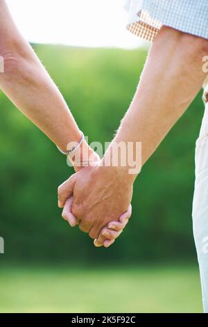 Waren in diesem zusammen. Zugeschnittenes Bild eines Paares, das die Hände hält. Stockfoto