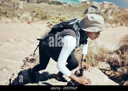 Frau, Wandern und Felsen am Berg zum Klettern, Training oder Fitness. Mädchen, Gesundheit und Bewegung für Training, Sport und Wellness auf Abenteuer in der Natur Stockfoto