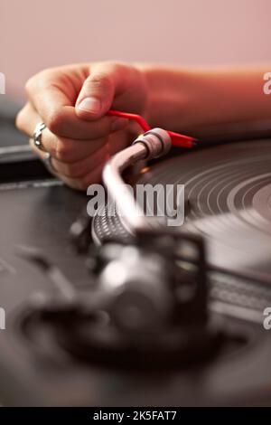 Old School Vinyl. Nahaufnahme eines djs, der eine Platte auflegt. Stockfoto