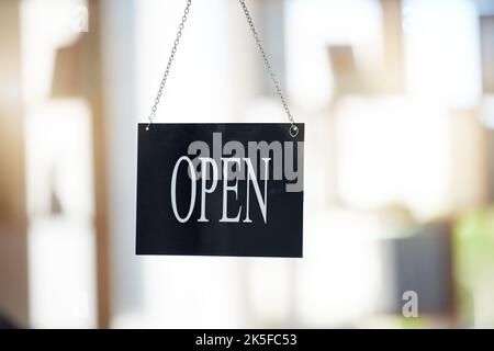 Kleinunternehmen, Café und Werbung mit offenem Schild für Marketing, Vorstand oder Beginn der Öffnungszeiten. Begrüßung, Eingang und Tür des Startup-Shops Stockfoto