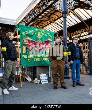 Brighton UK 8. October 2022 - Mitglieder der RMT-Gewerkschaft vor dem Bahnhof Brighton heute früh am Morgen, da die Streiks auf dem Eisenbahnverkehr in ganz Großbritannien fortgesetzt werden. Rund 40.000 GMT-Mitglieder, die bei Network Rail beschäftigt sind, und 15 Bahnbetriebsunternehmen streitigen weitere 24 Stunden in ihrem Streit um Lohn- und Arbeitsbedingungen : Credit Simon Dack / Alamy Live News Stockfoto