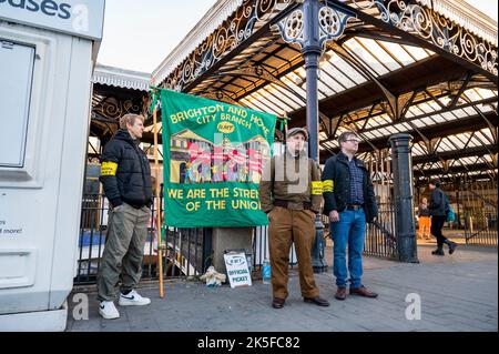 Brighton UK 8. October 2022 - Mitglieder der RMT-Gewerkschaft vor dem Bahnhof Brighton heute früh am Morgen, da die Streiks auf dem Eisenbahnverkehr in ganz Großbritannien fortgesetzt werden. Rund 40.000 GMT-Mitglieder, die bei Network Rail beschäftigt sind, und 15 Bahnbetriebsunternehmen streitigen weitere 24 Stunden in ihrem Streit um Lohn- und Arbeitsbedingungen : Credit Simon Dack / Alamy Live News Stockfoto