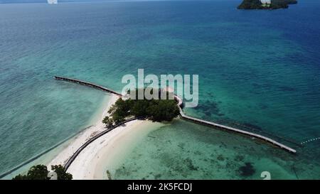 Eine Drohne schoss an einem sonnigen Tag das Saphirwasser rund um das Little Liguid Island Buenavista Resort Stockfoto