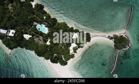 Eine Luftaufnahme der kleinen Insel Liguid (Buenavista Resort) an einem sonnigen Tag Stockfoto