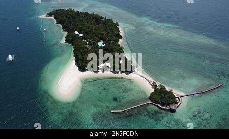 Eine Drohnenaufnahme der Insel Little Liguid (Buenavista Resort) an einem sonnigen Tag Stockfoto