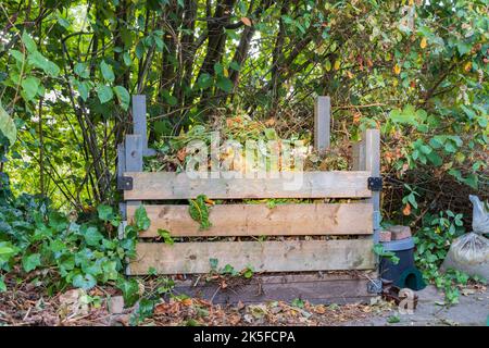 Komposthaufen im sonnigen Garten in Ede Gelderland in den Niederlanden Stockfoto