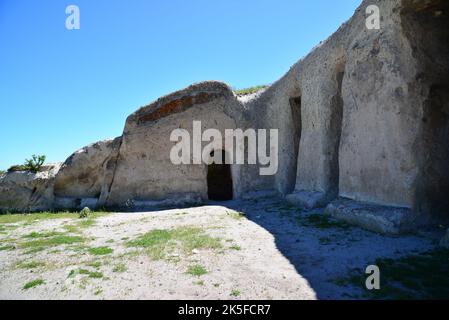 Jedikapilar-Felsengräber, die sich in Afyonkarahisar, Türkei, befinden, wurden in der Antike gebaut. Stockfoto