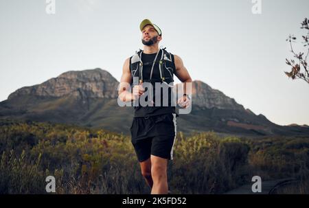 Fitness-Mann läuft allein in der Natur an einem sonnigen Tag im Freien. Muskulöser männlicher Läufer mit Sportbekleidung Laufen Sie mit Geschwindigkeit, Ausdauer und Kardio Stockfoto