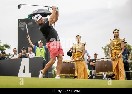 Bangkok, Thailand. 08. Oktober 2022. BANGKOK, THAILAND - 8. OKTOBER: Graeme McDowell aus Nordirland auf Loch 4 während der zweiten Runde auf dem LIV GOLF INVITATIONAL BANGKOK auf dem Stonehill Golf Course am 8. Oktober 2022 in Bangkok, THAILAND (Foto von Peter van der Klooster/Alamy Live News) Kredit: peter Van der Klooster/Alamy Live News Stockfoto