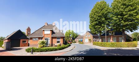 Dorfansicht Tolbert mit Häuserreihe und Kirche des kleinen Dorfes Tolbert in der Gemeinde Westerkwartier in der Provinz Groningen Niederlande Stockfoto