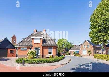 Dorfansicht Tolbert mit Häuserreihe und Kirche des kleinen Dorfes Tolbert in der Gemeinde Westerkwartier in der Provinz Groningen Niederlande Stockfoto