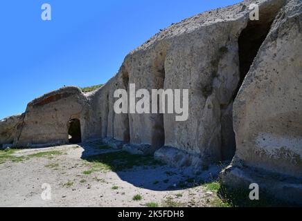 Jedikapilar-Felsengräber, die sich in Afyonkarahisar, Türkei, befinden, wurden in der Antike gebaut. Stockfoto