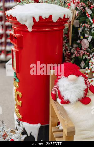 Schneebedeckte Weihnachts-Postbox für Santa und Gonk Stockfoto