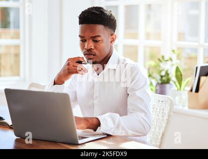 Büro, Laptop und afrikanischer Geschäftsmann, der an einem Projekt arbeitet und im Internet recherchiert. Technologie, junge und professionelle schwarze Mann Lesung Stockfoto