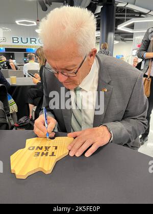 Los Angeles, USA. 07. Oktober 2022. Ministerpräsident Winfried Kretschmann (Bündnis 90/die Grünen) unterzeichnet ein „Länd-Zeichen“. Quelle: Nico Pointner/dpa/Alamy Live News Stockfoto